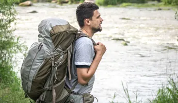 Pessoa com mochila nas costas