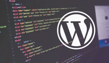 Tela escura de editor de código HTML e a logo do WordPress projetada
