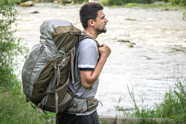 Imagem principal: Pessoa com mochila nas costas