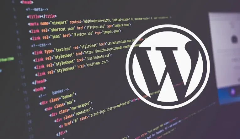 Imagem princial: Tela escura de editor de código HTML e a logo do WordPress projetada